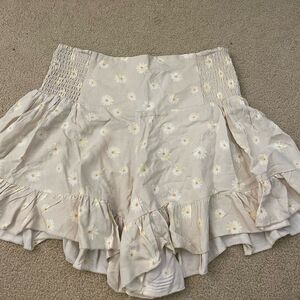 Floral beige flowy shorts